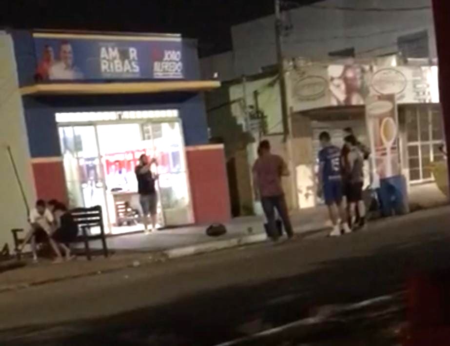 Vídeo: eleitor denuncia bebedeira no Comitê Central do PT em Ribas do Rio Pardo